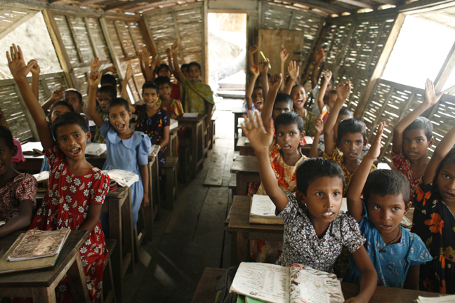 孟加拉的太陽能船漂浮學校。(圖片來源：Shidhulai Swanirvar Sangstha)
